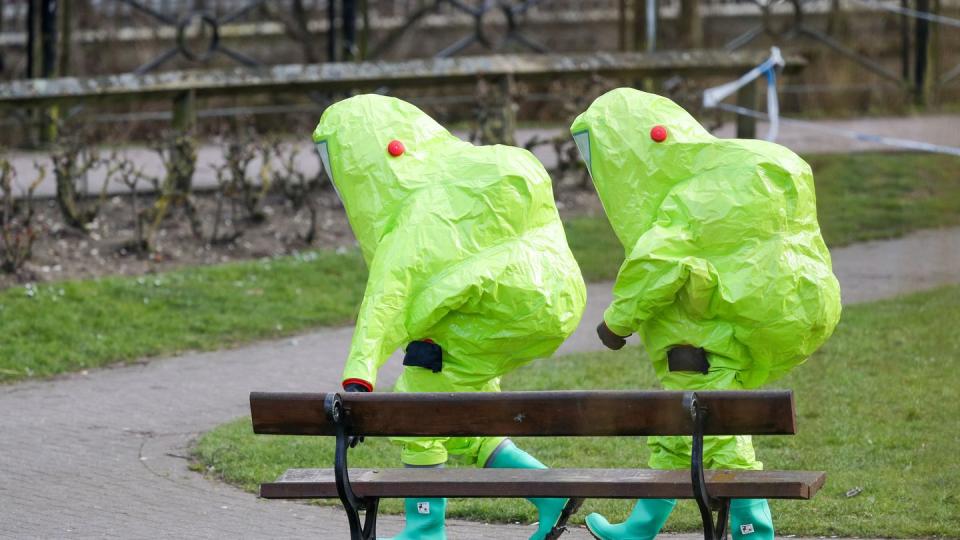 Einsatzkräfte in Schutzanzügen nach dem Anschlag in Salisbury 2018.