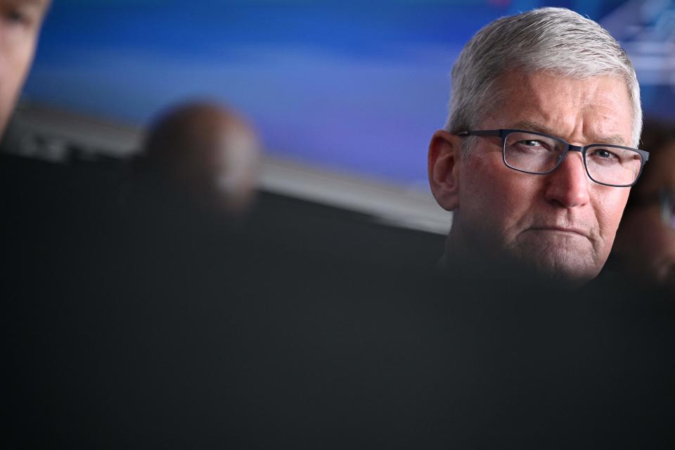 Apple-CEO Tim Cook luistert naar de Amerikaanse president Joe Biden die opmerkingen maakt over zijn economisch plan in de TSMC Semiconductor Manufacturing Facility in Phoenix, Arizona, op 6 december 2022. (Foto door Brendan SMIALOWSKI / AFP) (Foto door BRENDAN SMIALOWSKI/AFP via Getty Images )