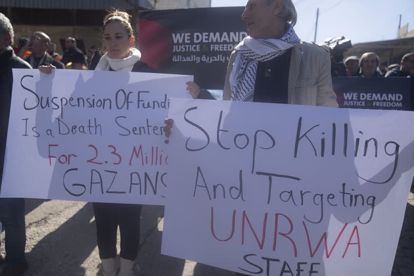 Palästinenser:innen protestieren vor den Büros des UNRWA im Westjordanland in Beitunia gegen die Aussetzung der Mittel mehrerer Geberländer für das Hilfswerk, Februar 2024