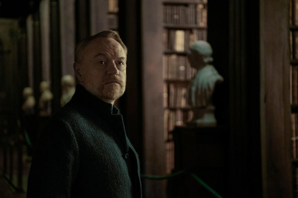 Er sagt dem Galaktischen Imperium den Niedergang voraus: Jared Harris als Mathematiker Dr. Hari Seldon in "Foundation". Doch - schöner Bezug zwischen Isaac Asimovs Anfang der 50-er erschienenen Romanen und heute - nicht jeder möchte hören, was die Wissenschaft herausgefunden hat. (Bild: Apple TV+)