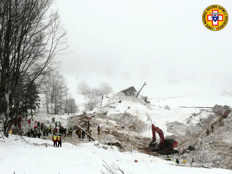 Le corps d'une femme a été extrait mardi des décombres de l'hôtel enseveli la semaine dernière par une avalanche dans les Abruzzes, portant à seize le nombre de morts confirmés, ont annoncé les pompiers italiens. /Photo diffusée le 24 janvier 2017/REUTERS