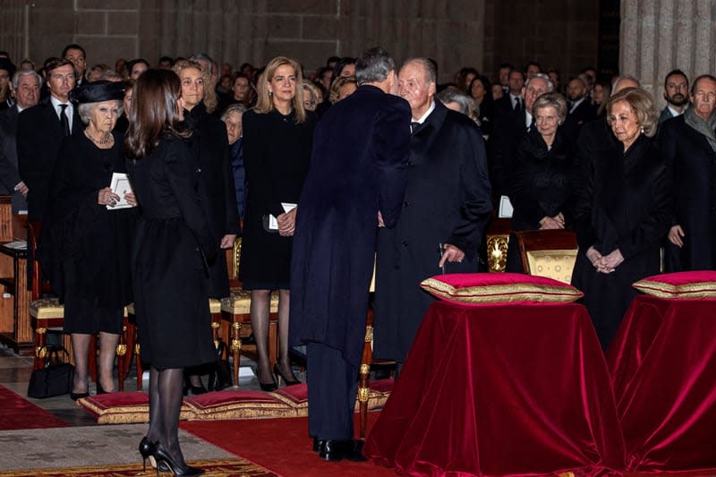 Los reyes Felipe, Letizia, Juan Carlos y Letizia  con las infantas