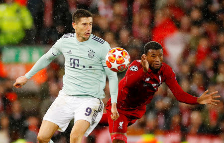 Foto del martes del delantero del Bayern Munich Robert Lewandowski ante Georginio Wijnaldum del Liverpool en la ida de octavos de final en Liga de Campeones. Feb 19, 2019 REUTERS/Phil Noble