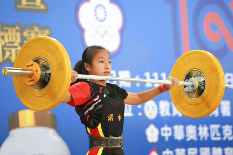 ▲國中女生組49公斤級金牌，湖內國中潘美金抓舉。官方提供