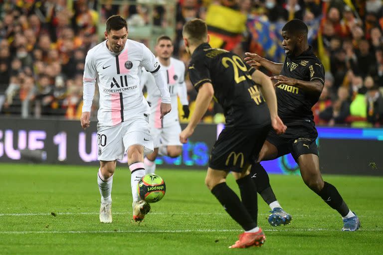 Messi intenta controlar la pelota con punta del bot&#xed;n
