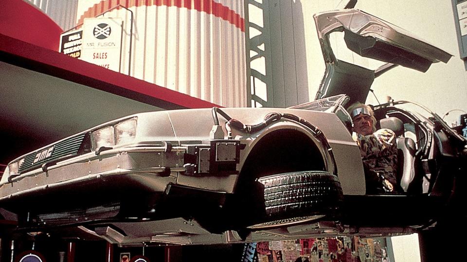 Mit der Zeitmaschine an die Tanke? Nö, der DeLorean aus «Zurück in die Zukunft» besteht schon auf etwas Plutonium für seinen Atomreaktor, ein Blitzschlag tut's dann aber auch zur Not.