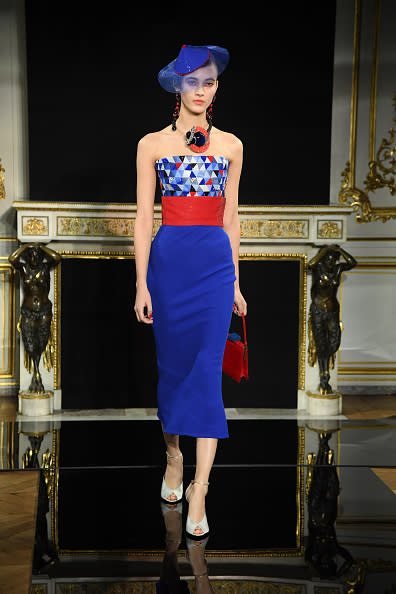 <p>Los colores rojos y azules intensos primaron combinados en elegantísimas prendas de faldas tubo y tops <em>strapless</em>, como bien mostró Giorgio Armani Privé. Foto: Pascal Le Segretain / Getty Images </p>