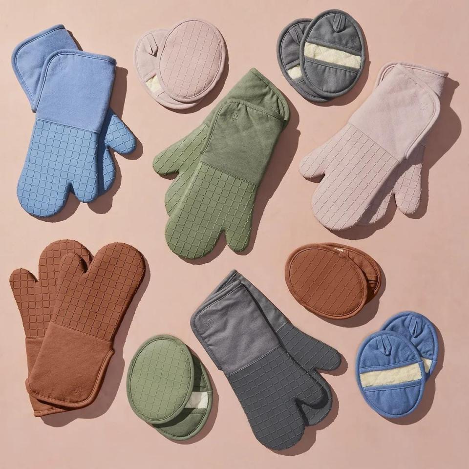 4) Five Two Silicone Oven Mitt Set