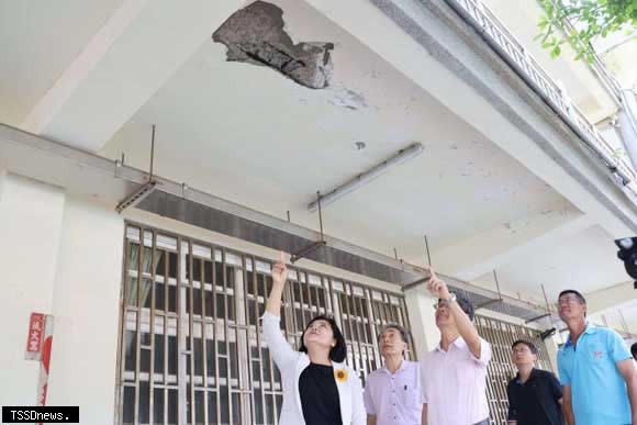 打造安全優質校園環境 張麗善縣長現勘口湖國中歷史建物拆除工程。（圖：縣府提供）