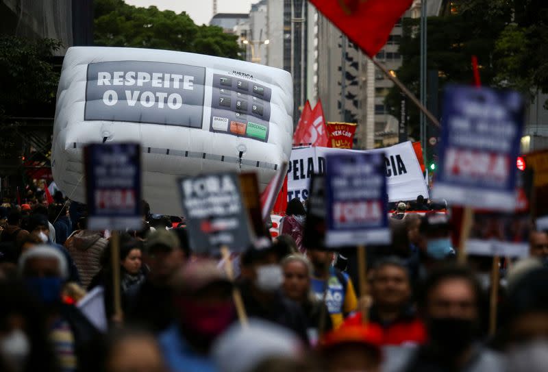 FOTO DE ARCHIVO: Los manifestantes participan en una protesta por la democracia y las elecciones libres y contra el presidente de Brasil, Jair Bolsonaro, en la Avenida Paulista en Sao Paulo, Brasil