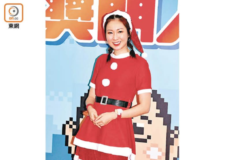 莊鍶敏以聖誕女郎Look上陣。