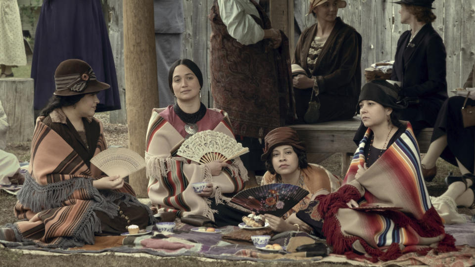 En esta imagen proporcionada por Apple TV+, de izquierda a derecha JaNae Collins, Lily Gladstone, Cara Jade Myers y Jillian Dion en una escena de "Killers of the Flower Moon". (Melinda Sue Gordon/Apple TV+ via AP)