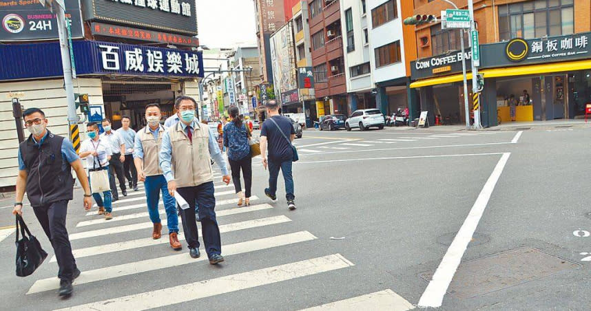 台南市長黃偉哲（前排左二）18日下午前往忠義路、民權路口檢視行人專用時相。（圖／台南市交通局提供）