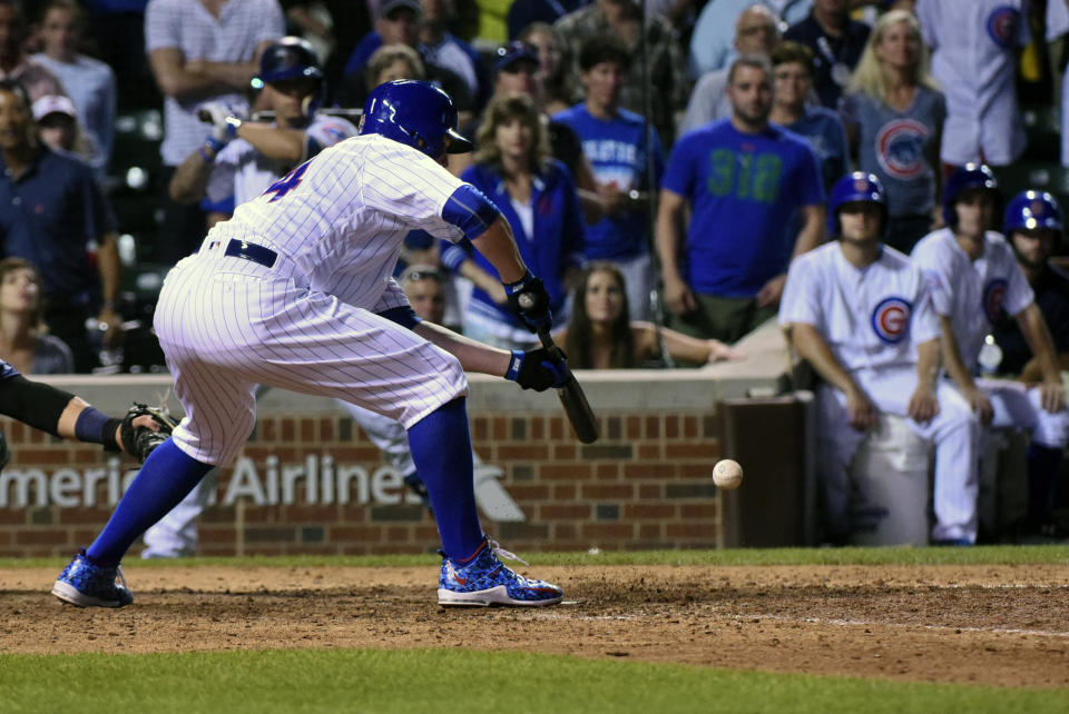 Jon Lester出其不意的短打成為致勝一擊。（AP Photo/Matt Marton）