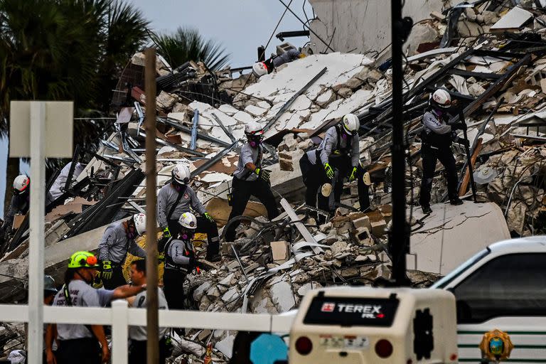 Tareas de rescate en el edificio que se derrumbó en Miami