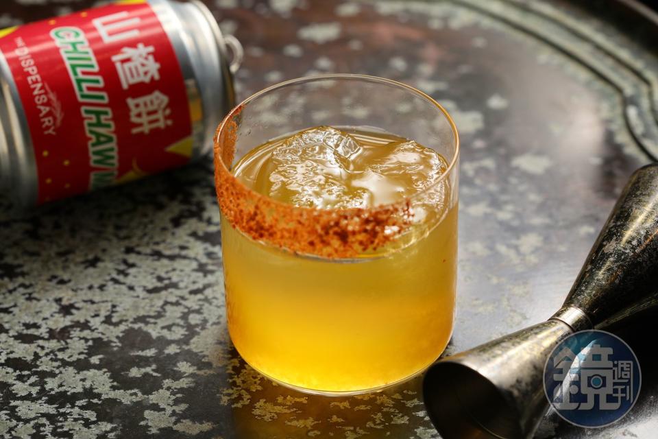 以山楂餅為主視覺的「Chilli Haw Margarita口立濕」，選用龍舌蘭為基底，加入辣椒、青檸、香草與百香果。（港幣148元／杯）