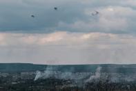 Imagen tomada desde Novodruzhesk muestra humo sobre la ciudad de Rubizhne tras un bombardeo, en el este de Ucrania, el 22 de abril de 2022 (AFP/Yasuyoshi CHIBA)