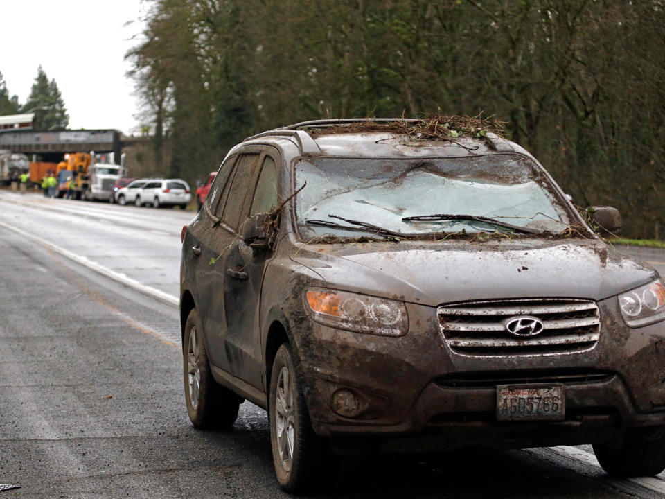 Einige hatten Glück im Unglück und kamen mit dem Schrecken sowie leichten Schäden an ihren Fahrzeugen davon. (Bild-Copyright: Elaine Thompson/AP Photo)