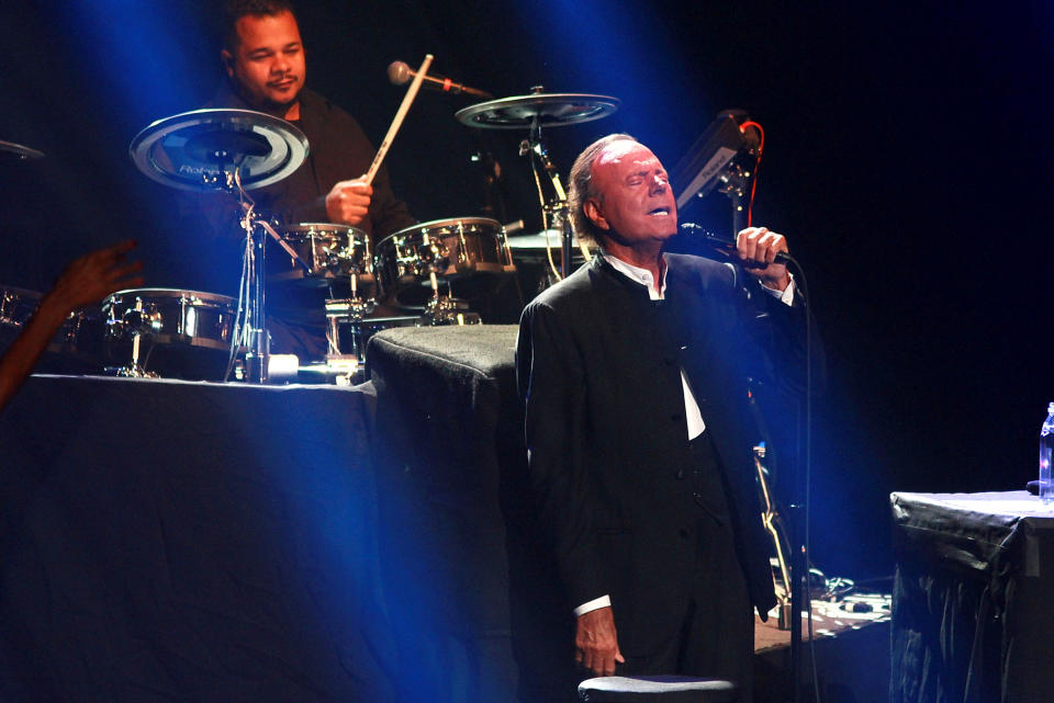 SAN JUAN, PUERTO RICO - 30 DE SEPTIEMBRE: Julio Iglesias se presenta en el Centro de Bellas Artes el 30 de septiembre de 2016 en San Juan, Puerto Rico. (Foto de GV Cruz/WireImage)