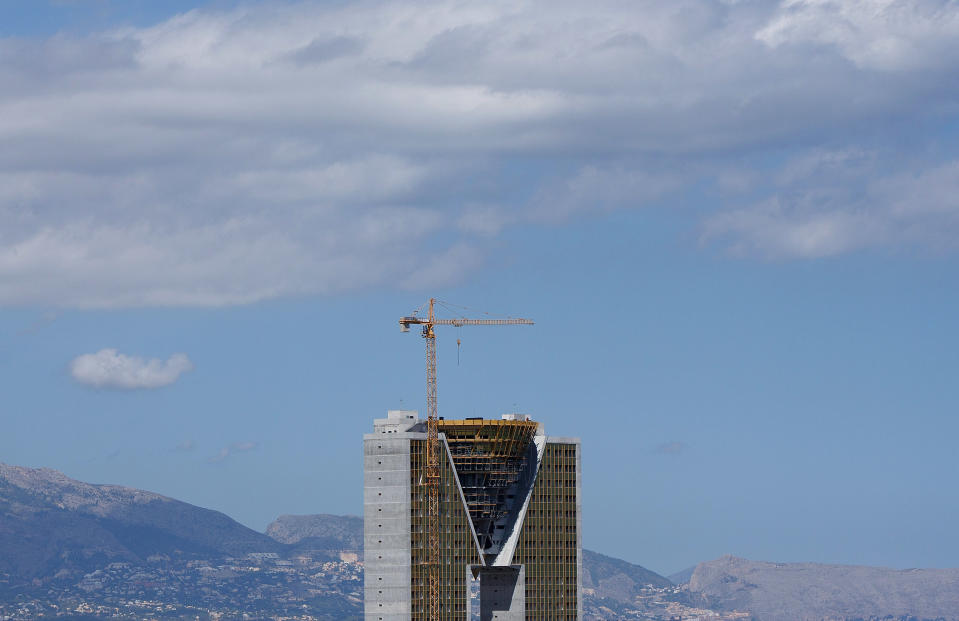 El que será el edificio residencial más alto de España y segundo de Europa se comenzó a construir en el año 2006, en plena época del ladrillo, y sus obras se paralizaron en 2013. Una firma de inversión, Strategic Value Partners (SVPGlobal), compró el rascacielos a finales de 2017 y, tras meses de litigios y negociaciones, pudo reanudar la construcción. (Foto: Pablo Blazquez Dominguez / Getty Images).