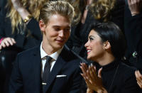 <b>Vanessa Hudgens & Austin Butler</b><br><br>Bei der "Victoria's Secrets Fashion Show" in New York, bei der die schönsten Models der Welt die heißesten Unterwäsche-Styles präsentieren, sitzen Vanessa und Austin in der ersten Reihe. Sehr niedlich, dass sie bei dem Angebot auf dem Laufsteg nur Augen füreinander haben. (Bild: Getty Images)