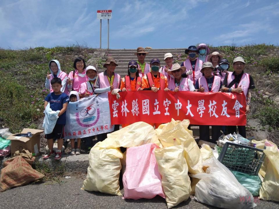 ▲國立空大校友總會號召各區校友，今日上午前往雲林縣台西鄉「夢幻沙灘」進行淨灘活動。（圖/記者簡勇鵬攝.2023.05.28）