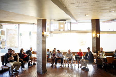 Customers wait for tables at Norms Diner on La Cienega Boulevard in Los Angeles, California May 20, 2015. REUTERS/Patrick T. Fallon