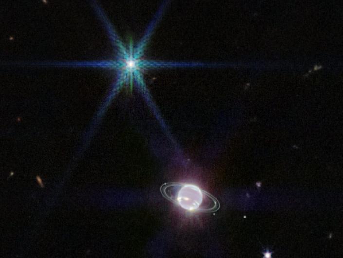 Ein Nahinfrarot-Webcam-Bild (NIRCam) von Neptun und seinen Ringen.  Neptun hat 14 bekannte Satelliten, von denen sieben auf diesem Bild zu sehen sind.