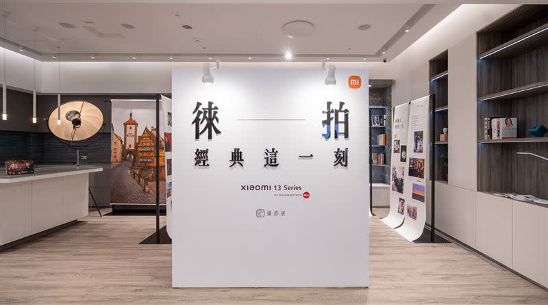 Xiaomi 13 Series攜手徠卡打造專業三鏡頭，開啟行動影像大師之路，3月18日起在台北、台中、高雄小米之家舉辦《徠拍 經典這一刻》攝影展，邀民眾到店感受Xiaomi 13 Series徠卡鏡頭的迷人魅力。（圖／小米台灣提供）