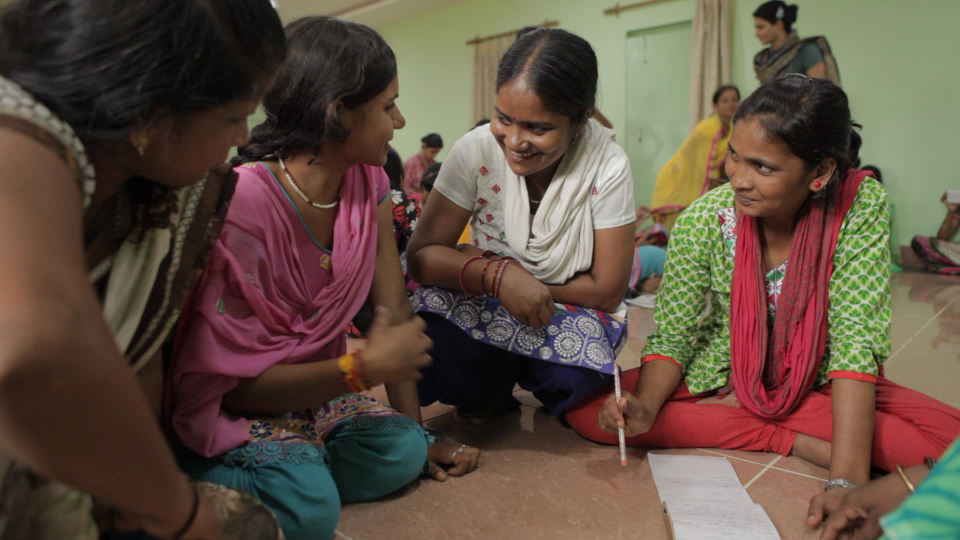 Meera Devi, chief reporter at online Indian news outlet Khabar Lahariya, leads her team's digital training.<span class="copyright">Black Ticket Films</span>