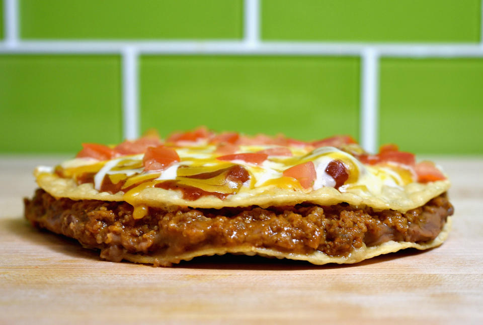 IRVINE, CA - 12 SEPTEMBER: Pizza Meksiko Taco Bell tetap menjadi item dan menu pokok yang populer. (Foto oleh Joshua Blanchard/Getty Images untuk Taco Bell)