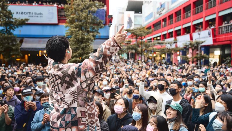 吳青峰粉絲將信義威秀及微風南山廣場擠滿滿。（圖／ 環球音樂提供）