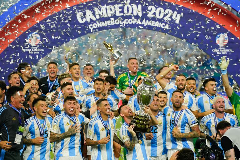 Argentina campeón de la Copa América 2024; el capitán Messi levanta el trofeo que es celebrado por todos