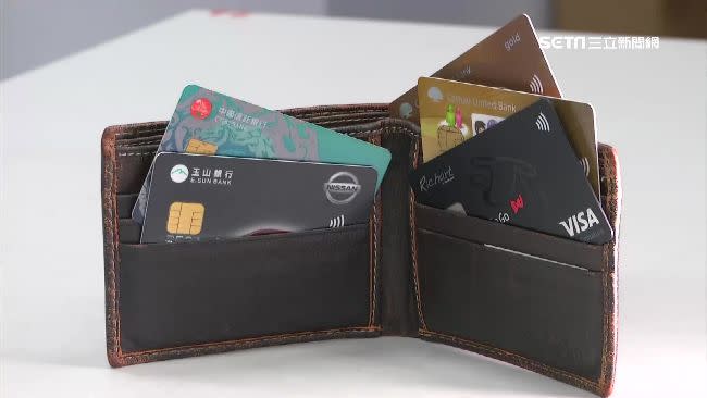 網友自曝自己有31張信用卡，分享自己的年薪跟辦卡心得。（示意圖／資料照）