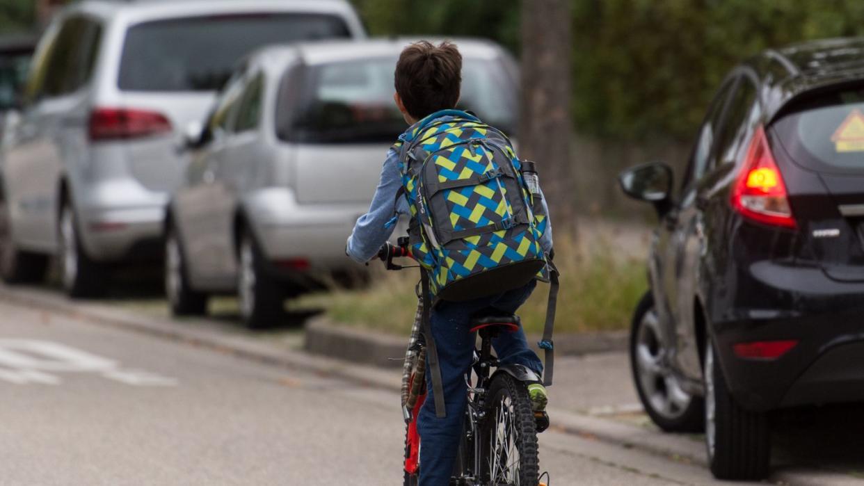 Auch Kinder haben Sorgfaltspflichten, wenn sie zum Beispiel mit dem Fahrrad auf die Straße fahren.