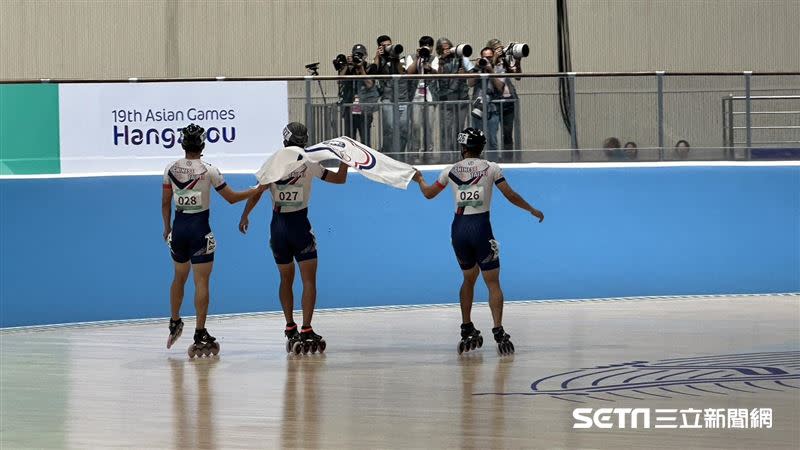 台灣男子滑輪溜冰隊在3000公尺接力賽逆轉韓國收下金牌。（圖／記者蔡厚瑄攝影）