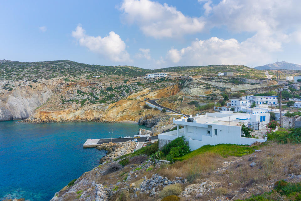 L'isola di Antikythera, a sud del Peloponneso, è abitata da appena 40 persone. L'amministrazione comunale -e la Chiesa ortodossa offrono di comune accordo uno stipendio di 500 euro al mese a tutti coloro che decidono di trasferirsi qui, ma anche alloggi e un appezzamento di terreno gratis. Il requisito minimo richiesto in questo caso è quello di essere una famiglia con tre o più bambini.