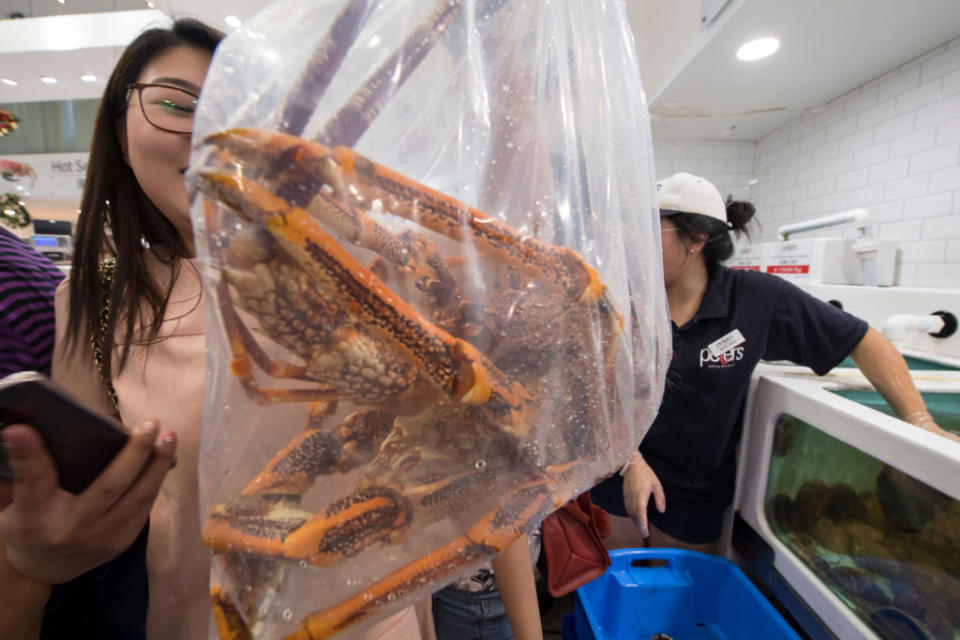 Crowds gather in Sydney fish markets. (Photo: Getty)