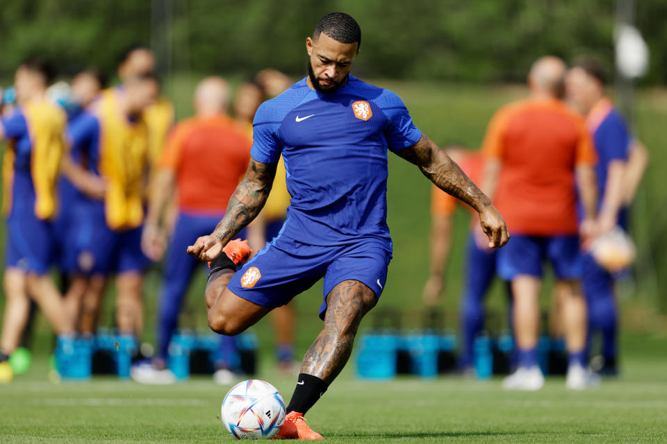 DOHA, QATAR - NOVEMBER 20: Memphis Depay of Holland  during the  Training MenTraining Holland at the QT6 on November 20, 2022 in Doha Qatar (Photo by Rico Brouwer/Soccrates/Getty Images)