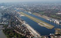 <p>O aeroporto da cidade de Londres ficou na 7ª posição. Este é o aeroporto mais próximo do centro da cidade e é possível desfrutar a vista ao longo do Rio Tâmisa.</p>