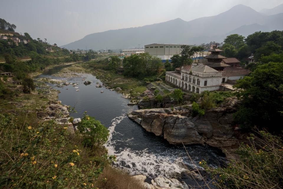 El contaminado río Bagmati fluye desde Katmandú, Nepal, el martes 26 de abril de 2022. Contaminado por la basura y las aguas negras que son vertidas directamente en la vía fluvial, el río más sagrado de Nepal se ha deteriorado tanto que hoy es también el más contaminado del país, lo que altera drásticamente cómo la ciudad de tres millones de habitantes interactúa con el Bagmati en un nivel cultural y espiritual en el día a día. (AP Foto/Niranjan Shrestha)
