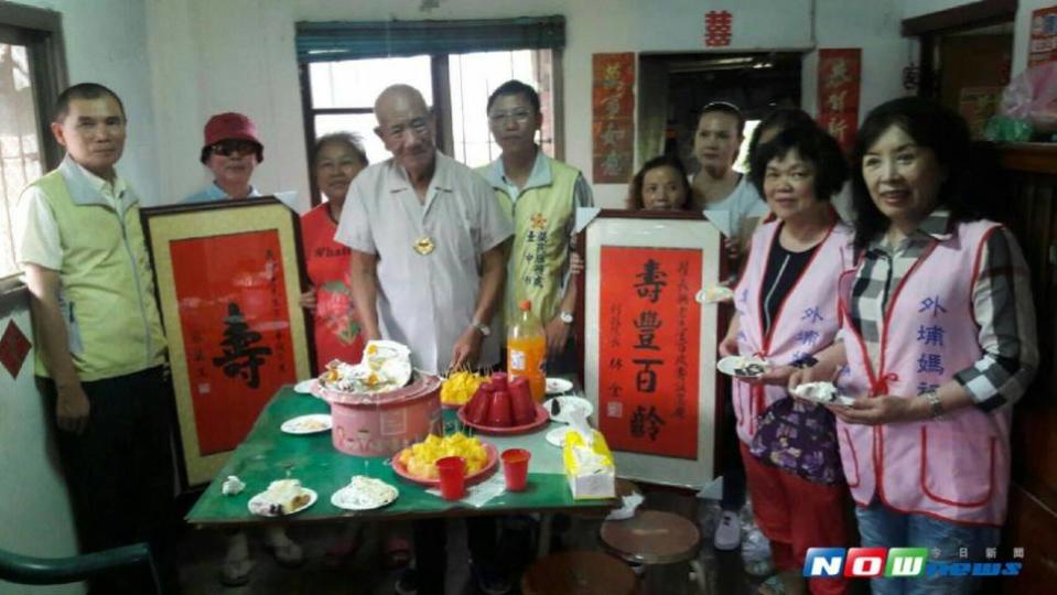 台中市榮民服務處祝賀翟長興百歲壽誕轉贈總統蔡英文祝賀壽屏（圖／陳應交攝 , 2017.07.18）