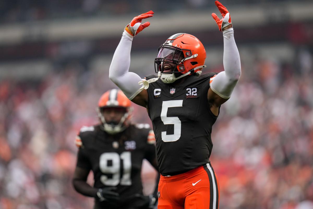 Browns LB Anthony Walker Jr. leaves with arm injury vs. Ravens