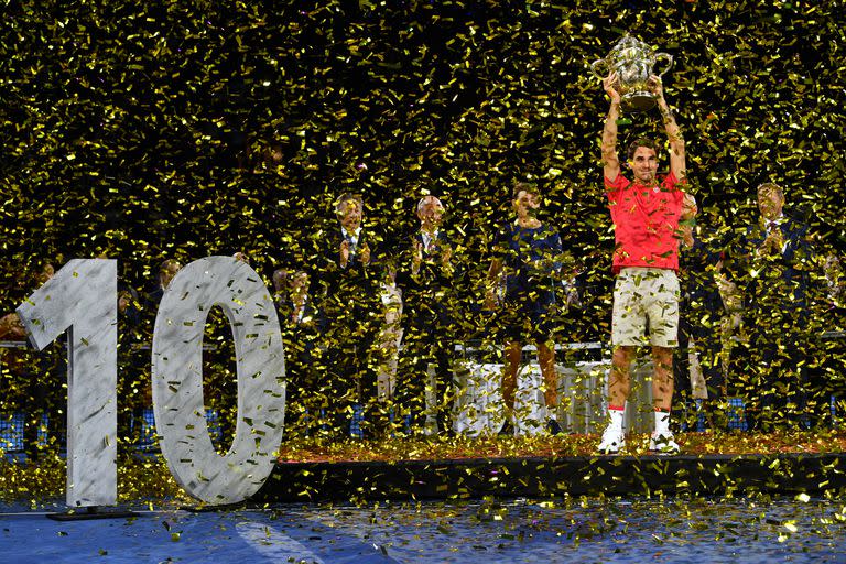 Federer, el 27 de octubre de 2019, celebrando su décimo título en el ATP de Basilea, su ciudad natal. 