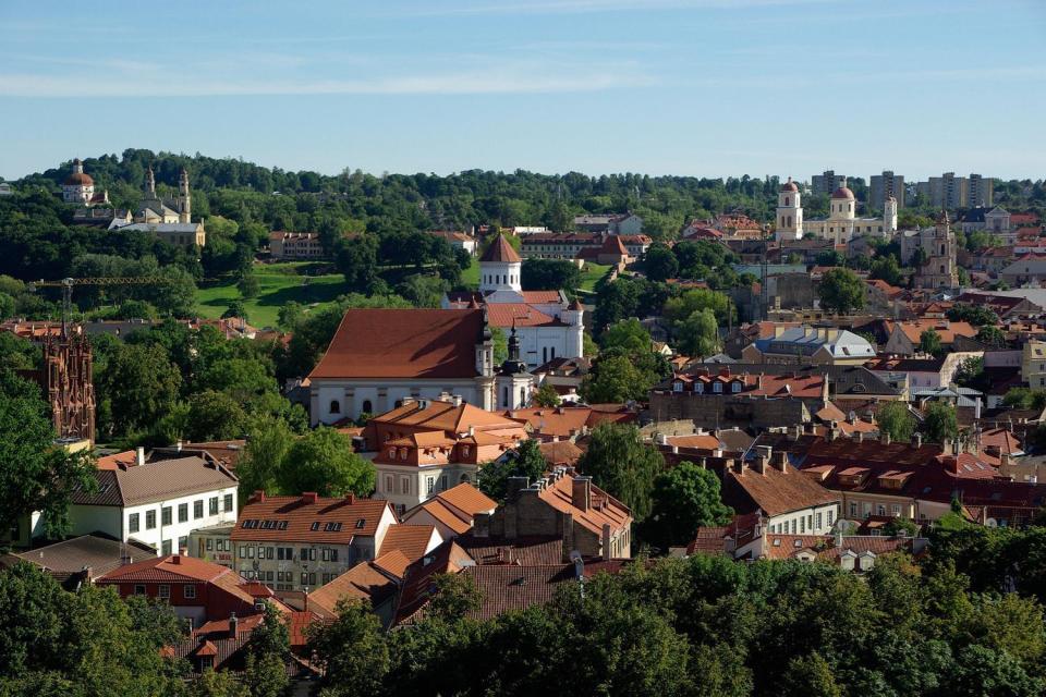 Explore the old town of Vilnius (Pixabay)