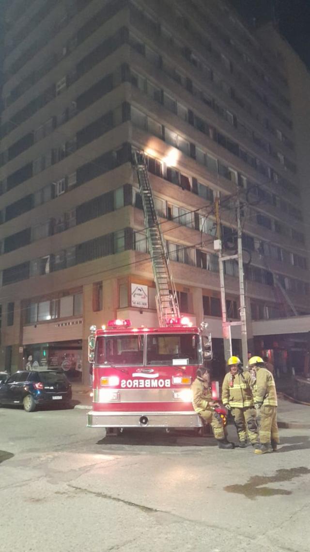 El fuego se originó en un local comercial ubicado en la planta baja del edificio de diez pisos, situado en San Martín 127