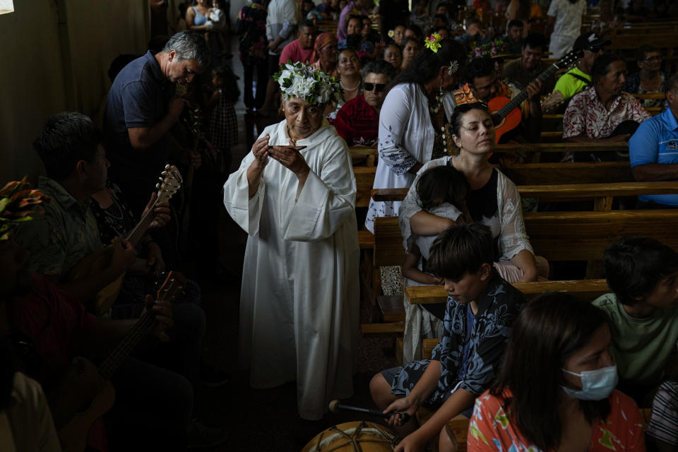 Una persona lleva la Eucaristía después de la comunión durante la misa en la Iglesia de la Santa Cruz en Rapa Nui, o Isla de Pascua, Chile, el domingo 27 de noviembre de 2022. Los primeros europeos llegaron a Rapa Nui en 1722, seguidos pronto por los misioneros, cuando la religiosidad rapanui comenzó a entrelazarse con el cristianismo. (Foto AP/Esteban Félix)