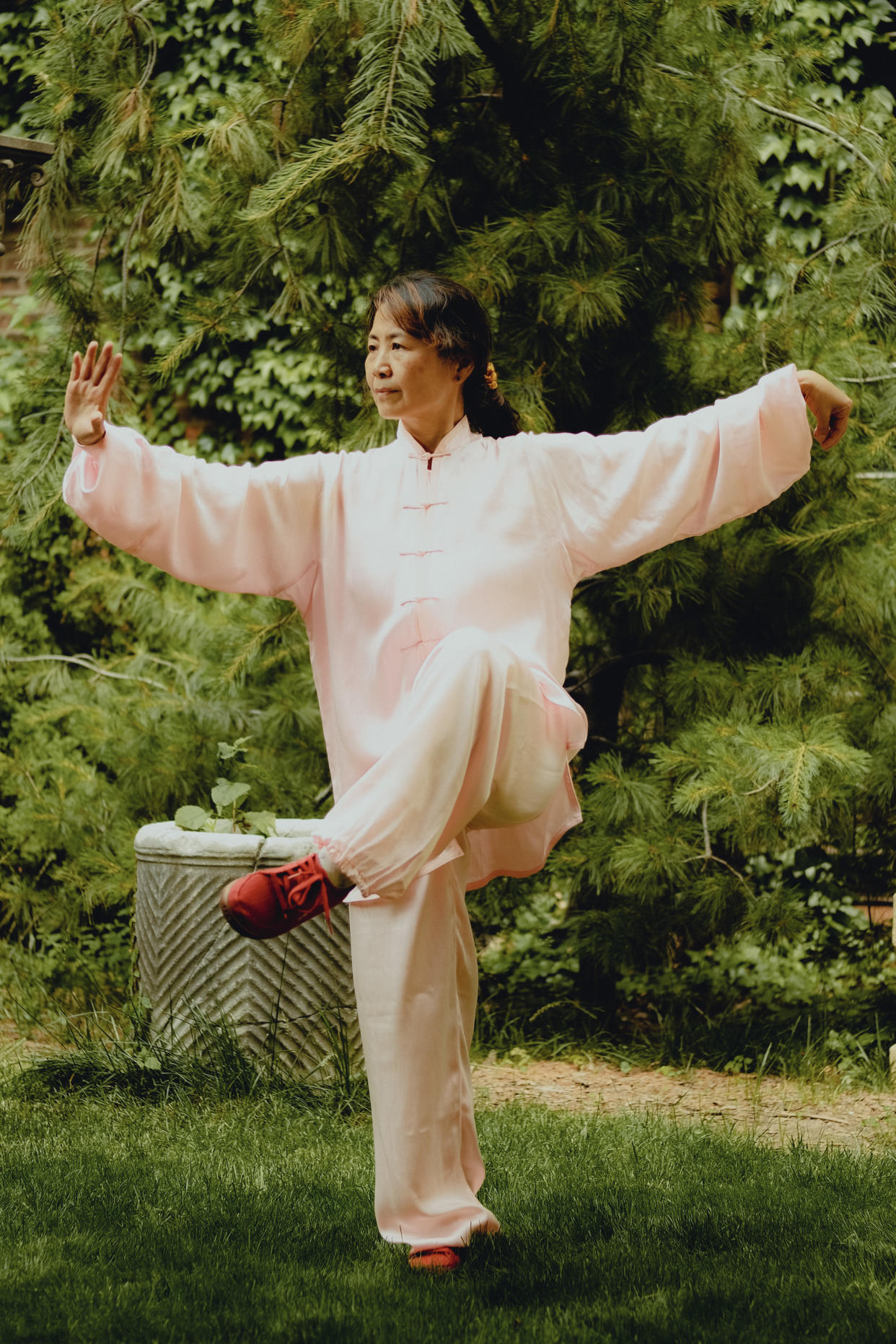 Sherry Zhang hace una demostración de tai chi vestida con un uniforme tradicional en Manhattan, el 11 de junio de 2023. (Isabelle Zhao/The New York Times)