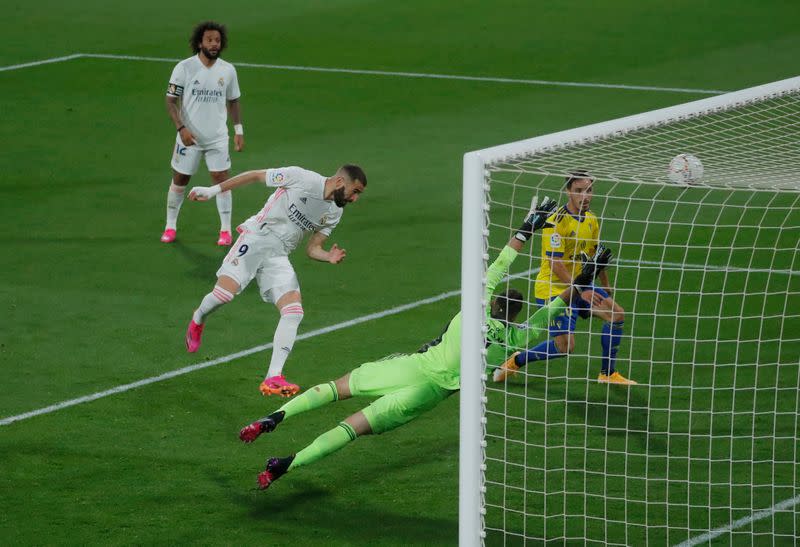 Karim Benzema anota el tercer gol en el triunfo del Real Madrid sobre el Cádiz por la Liga Española de fútbol, en el Estadio Ramón de Carranza, Cádiz, España