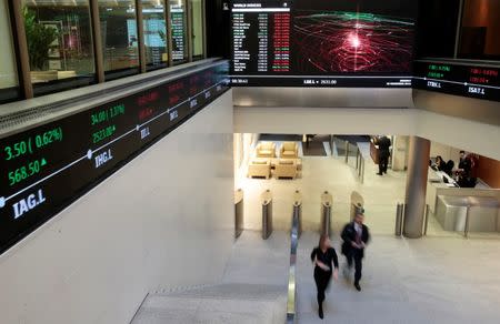 People walk through the lobby of the London Stock Exchange in London, Britain November 30, 2015. REUTERS/Suzanne Plunkett